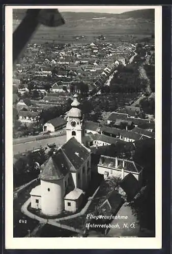 AK Unterretzbach /N.-Oe., Ortsansicht mit Kirche, Fliegeraufnahme