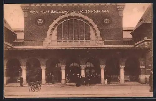 AK Kobenhavn, Banegaard, ved Hovedindgangen, Partie am Bahnhof