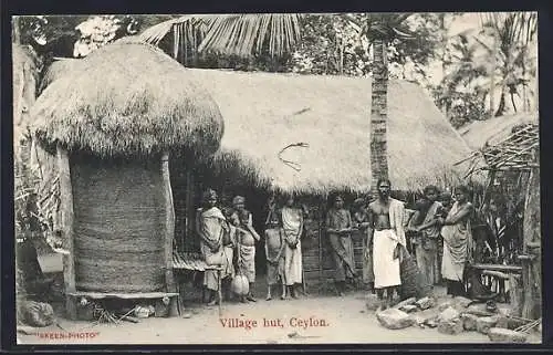 AK Ceylon / Sri Lanka, Village hut, Dorfbevölkerung vor Hütte