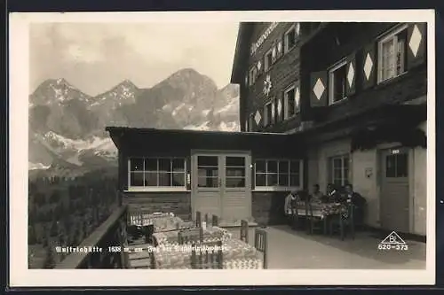 AK Austriahütte am Fuss der Dachsteinsüdwände, Leute am Tisch