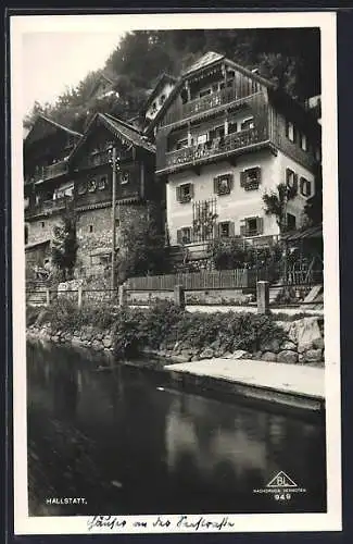 AK Hallstatt, Wohnhäuser an Wasserpartie