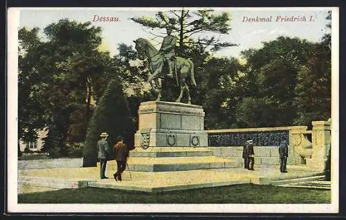 AK Dessau, Denkmal Friedrich I. mit Besuchern