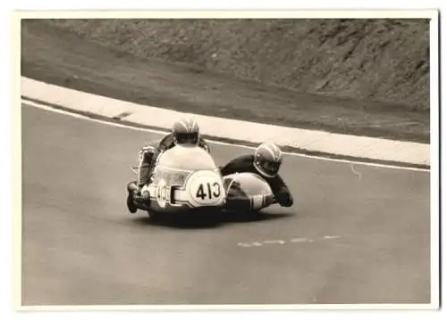 Fotografie Motorrad-Rennen Nürburgring, Rennmotorrad mit Seitenwagen Startnummer 413