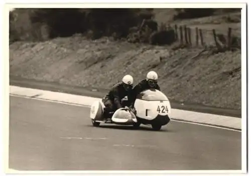 Fotografie Motorrad-Rennen Nürburgring, Rennmotorrad BMW mit Seitenwagen Startnummer 424