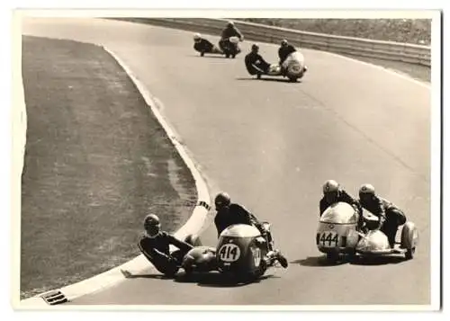 Fotografie Motorrad-Rennen Nürburgring, Rennmotorrad BMW mit Seitenwagen Startnummer 414 & 444 im Zweikampf