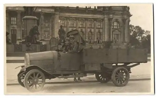 Fotografie unbekannter Fotograf, Ansicht Berlin, Freikorps mit Lastwagen auf dem Königsplatz vor dem Reichstag