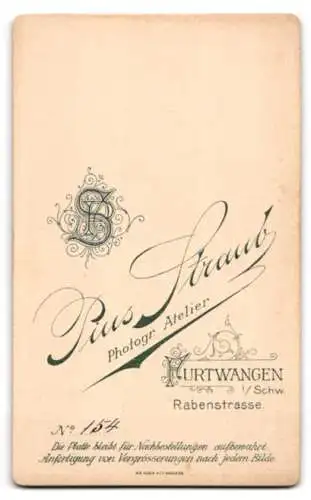 Fotografie Pius Straub, Furtwangen, junge Dame im Sommerkleid mit Schirm und Hut auf dem Tisch