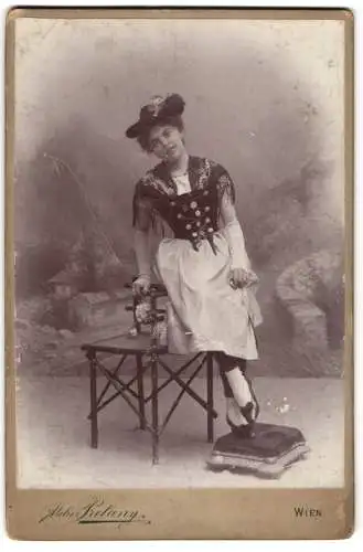 Fotografie Atelier Prelany, Wien, junge Frau im Kostüm zum Fasching