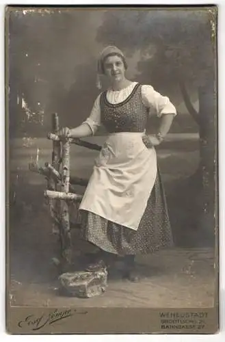 Fotografie Josef Pompe, Wiener Neustadt, junge Frau Steffi Kacich als Bäuerin zum Fasching, 1917