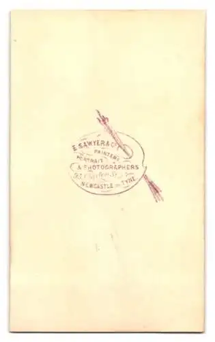 Fotografie E. Sawyer & Co., Newcastle upon Tyne, englischer Herr im Anzug mit Chin Strap Bart