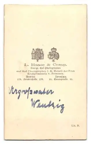 Fotografie L. Haase & Co., Berlin, Portrait Herr Wentzig im Anzug am Sekretär sitzend