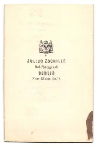 Fotografie Julius Zschille, Berlin, niedlicher kleiner Knabe im Anzug mit Schirmmütze