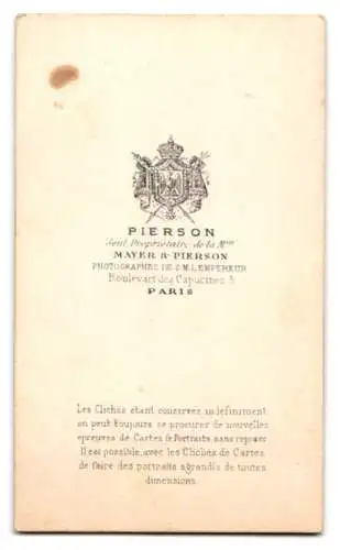 Fotografie L. Pierson, Paris, Französin im dunklen Kleid mit Ohrringen