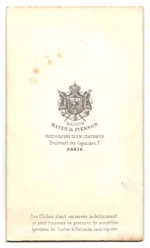 Fotografie L. Pierson, Paris, ältere Dame im weiten Kleid mit Haube