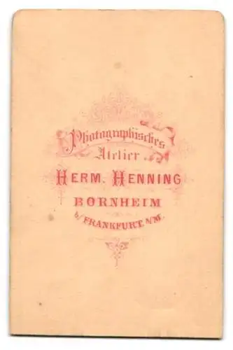 Fotografie Herm. Henning, Bornheim, junge Dame im weissen Kleid mit Korkenzieherlocken