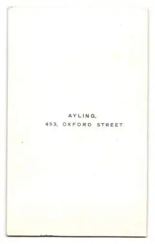 Fotografie Ayling, London, 493 Oxford St., junge Dame im dunklen Kleid mit Brosche