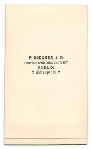 Fotografie P. Biegner & Co., Berlin, Herr im feinen Anzug mit Zylinder und Flanierstock