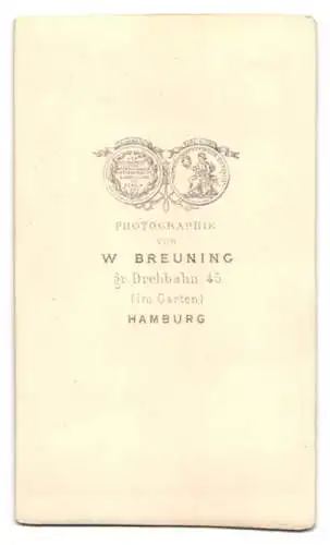 Fotografie W. Breuning, Hamburg, Dame im Reifrockkleid mit Haube schreibt einen Brief am Sekretär