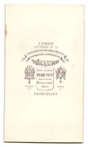 Fotografie P. Perrin, Baden-Baden, korpulenter Herr im dunklen Anzug mit hellem Zylinder