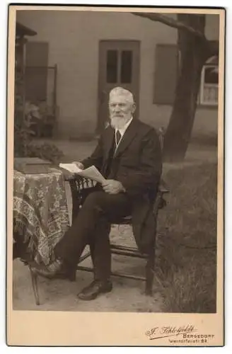 Fotografie J. Schlotfeldt, Bergedorf, Ansicht Hamburg-Bergedorf, Andreas Spiering im Garten des Hause Holtenklinkerstr.