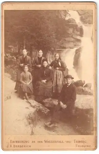 Fotografie J. K. Berberich, Triberg, Ansicht Triberg, Familie beim Ausflug am Triberger Wasserfall