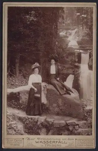 Fotografie Gust. Carle, Triberg, Ansicht Triberg, zwei Frauen posieren vor dem Wasserfall