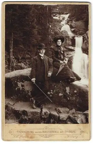 Fotografie J. K. Berberich, Triberg, Ansicht Triberg, junges Paar posiert am Triberger Wasserfall