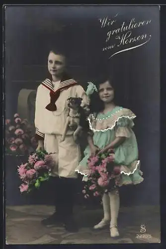 Foto-AK L.J. & F.F. Nr. 2220 /5: Kleiner Matrose und Mädchen mit Blumen, Glückwunsch