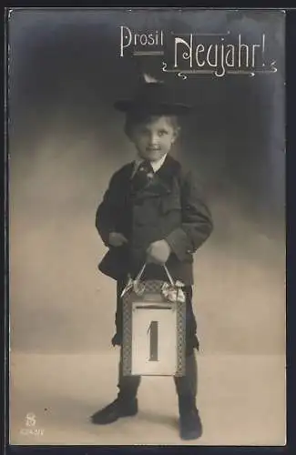 Foto-AK L.J. & F.F., Junge mit grossem Abreisskalender, welcher die Ziffer 1 zeigt, in der Hand