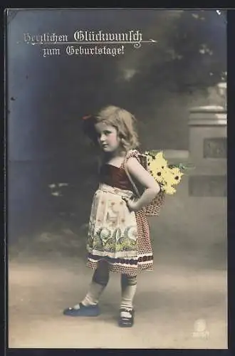 Foto-AK L.J. & F.F. Nr. 3215 /1: Kleines Mädchen mit Blumenkorb, Geburtstagsgruss