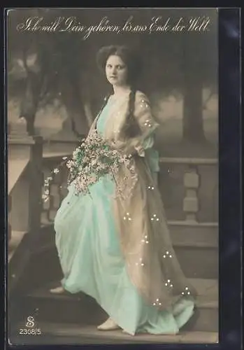 Foto-AK L.J. & F.F., Frau mit Blumenstrauss steht auf einer Treppe