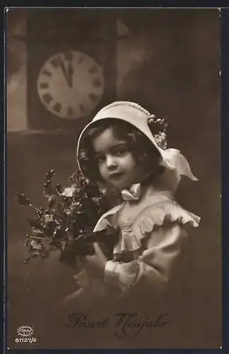 Foto-AK Amag Nr. 61127 /2: Junges Mädchen mit Haube und Blumenstrauss