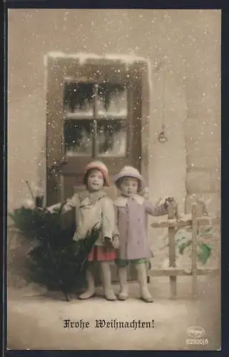 Foto-AK Amag Nr. 62320 /6: Zwei kleine Kinder mit einem kleinen Weihnachtsbaum vor der Haustür