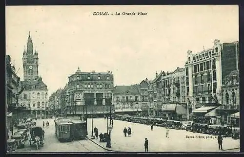 AK Douai, La Grande Place, Strassenbahn