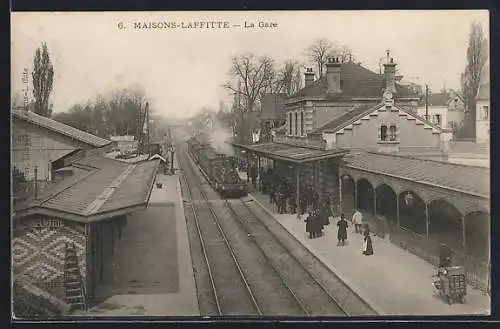 AK Maisons-Laffitte, La Gare, Zug im Bahnhof mit Reisenden