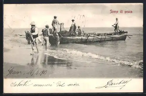 AK Fischer nach der Rückkehr im Boot am Strand