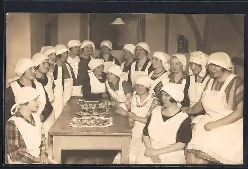 Foto-AK Junge Hausmädchen an einem Küchentisch mit kalten Speisen, Lehrküche