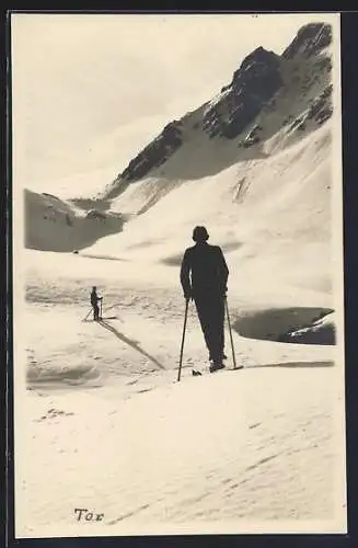 AK Jochberg /Tirol, Skiläufer in sonniger Berglandschaft