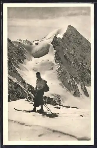 AK Stubaieralpen /Tirol, Skiläufer mit Rucksack vor Berggipfel