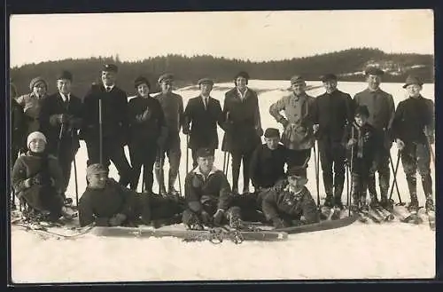 Foto-AK Bad Dürrheim, Fröhliche Urlaubergruppe mit Skiern