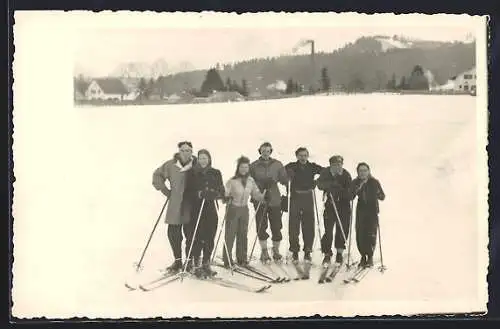 Foto-AK Fröhliche Gruppe auf Skiern, 1943