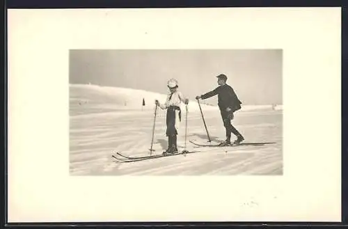 AK Skifahrendes Paar auf einem Schneefeld