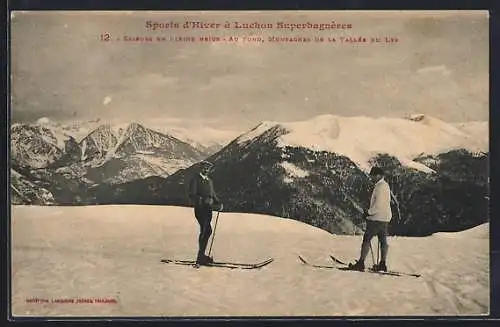 AK Luchon-Superbagnères, Skieurs en pleine neige, Au fond, Montagnes de la Vallée du Lys