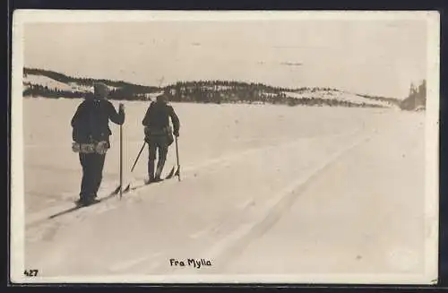 AK Zwei Skiläufer auf einem ebenen Schneeefeld