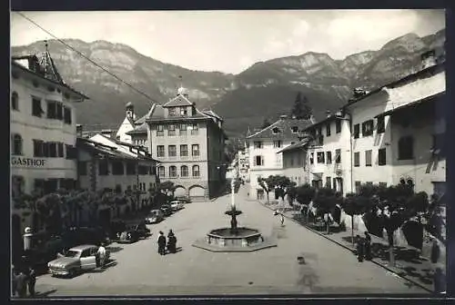 AK Kaltern bei Bozen, Strassenpartie mit Gasthof und Brunnen