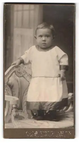 Fotografie Max Siebert, Torgau, Kind im weissen Kleid auf einem Stuhl