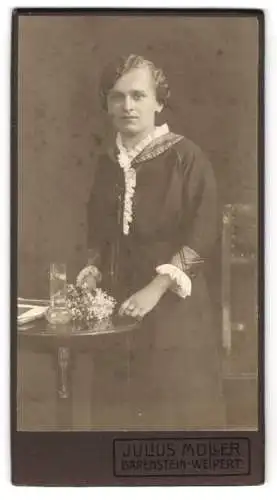 Fotografie Julius Müller, Bärenstein-Weipert, Stehende Dame am Tisch mit Blumen