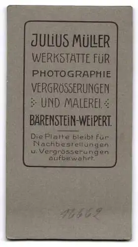 Fotografie Julius Müller, Bärenstein-Weipert, Dame in schwarzem Kleid am Tisch