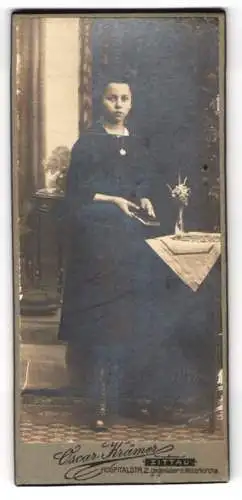 Fotografie Oscar Krämer, Zittau, Hospitalstr. 2, Frau mit Buch und Blumenvase