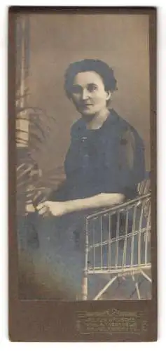 Fotografie Julius Grusche, Neugersdorf, Sitzende Dame in einem Korbsessel